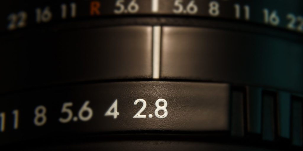 f2.8 small aperture lens